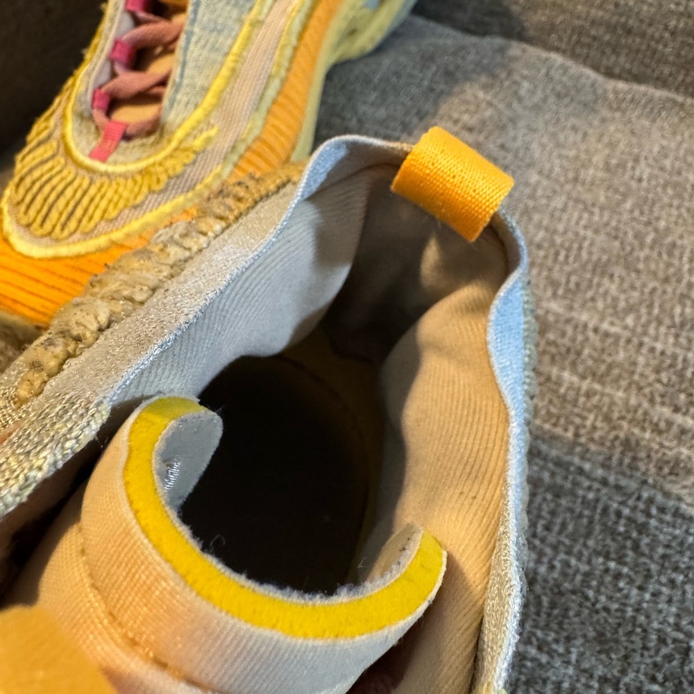 Nike Cosmic Unity 3 Pale Vanilla Yellow and Gray Sneakers size 8 - Picture 8 of 9